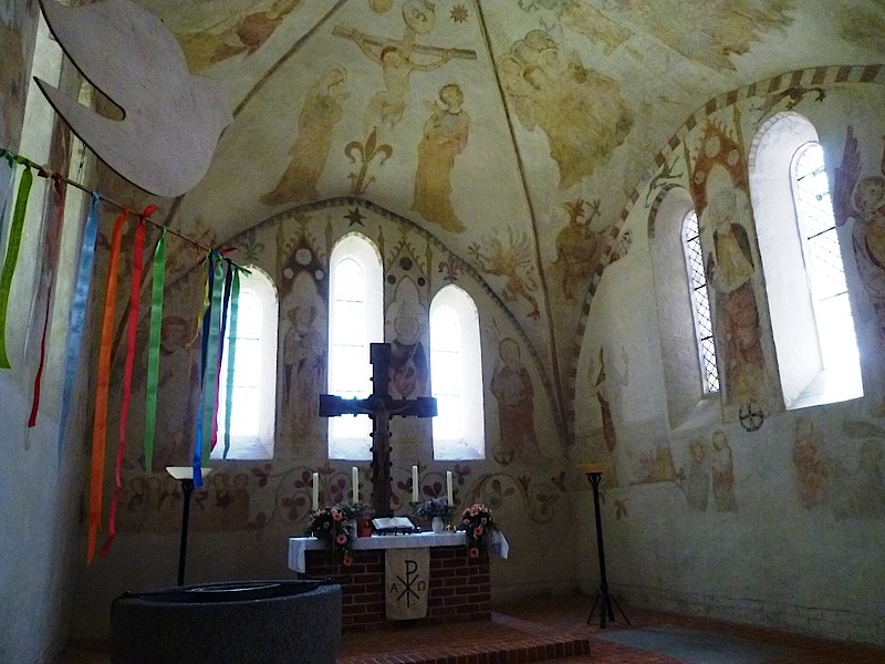 Altarraum von St. Antonius in Neukirchen bei Oldenburg mit restaurierten mittelalterlichen Wandmalereien. Foto: Horst Grümbel